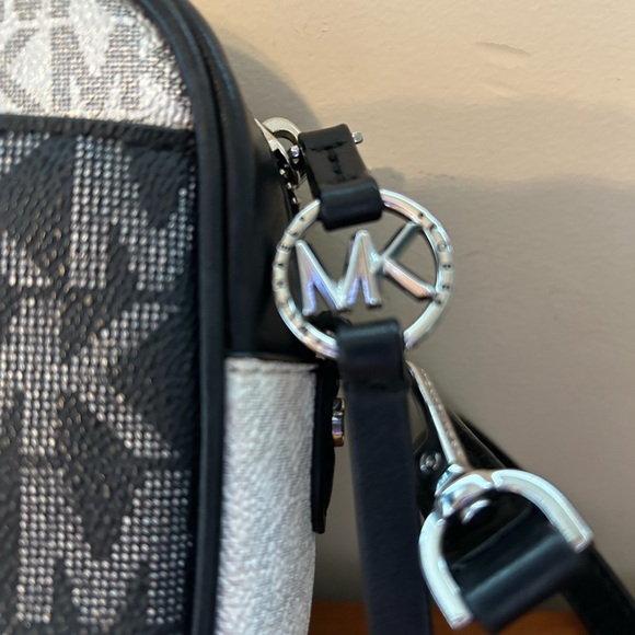 Michael Kors Jet Set Signature Messenger Crossbody - Picture 5 of 6